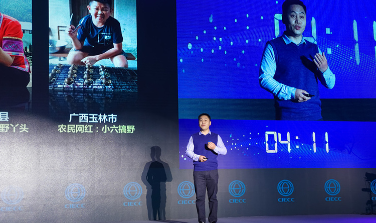 Small 256b7165c77d95f9ca7ad96a18b9547c